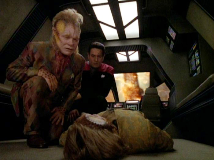 Neelix looks at his own dead body in "Mortal Coil"