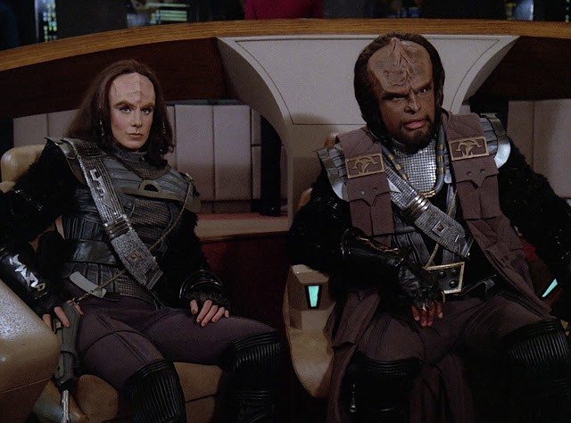K'ehleyr and Worf in Klingon dress on the Enterprise bridge