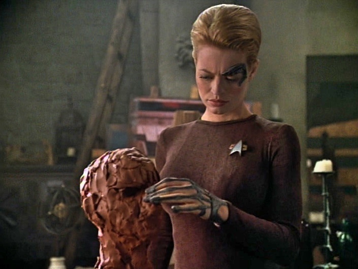 Seven of Nine sculpting a clay head in Da Vinci's workshop