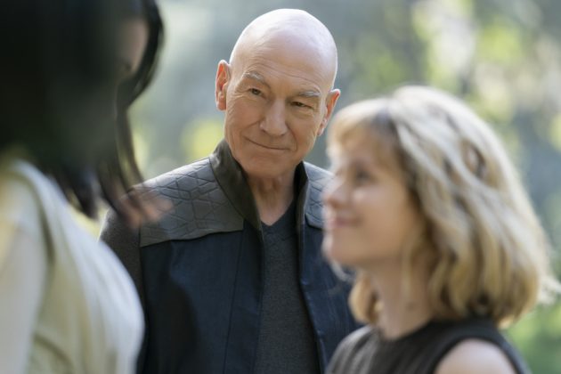 Picard smiles at Soji and Kestra saying goodbye