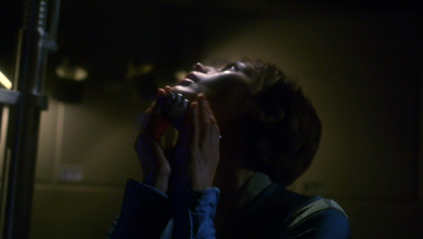 T'Pol experiences withdrawal from Trellium-d