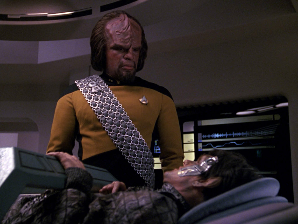 Worf speaks to the Romulan Petahk in sickbay
