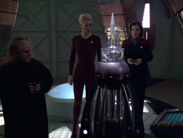 Seven, Janeway and Kurros in "Think Tank"