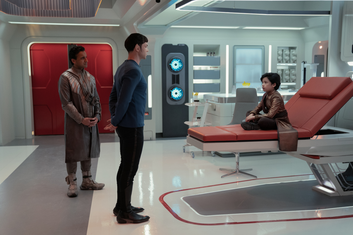 Spock (Ethan Peck) with Elder Gamal and the First Servant in Sickbay.