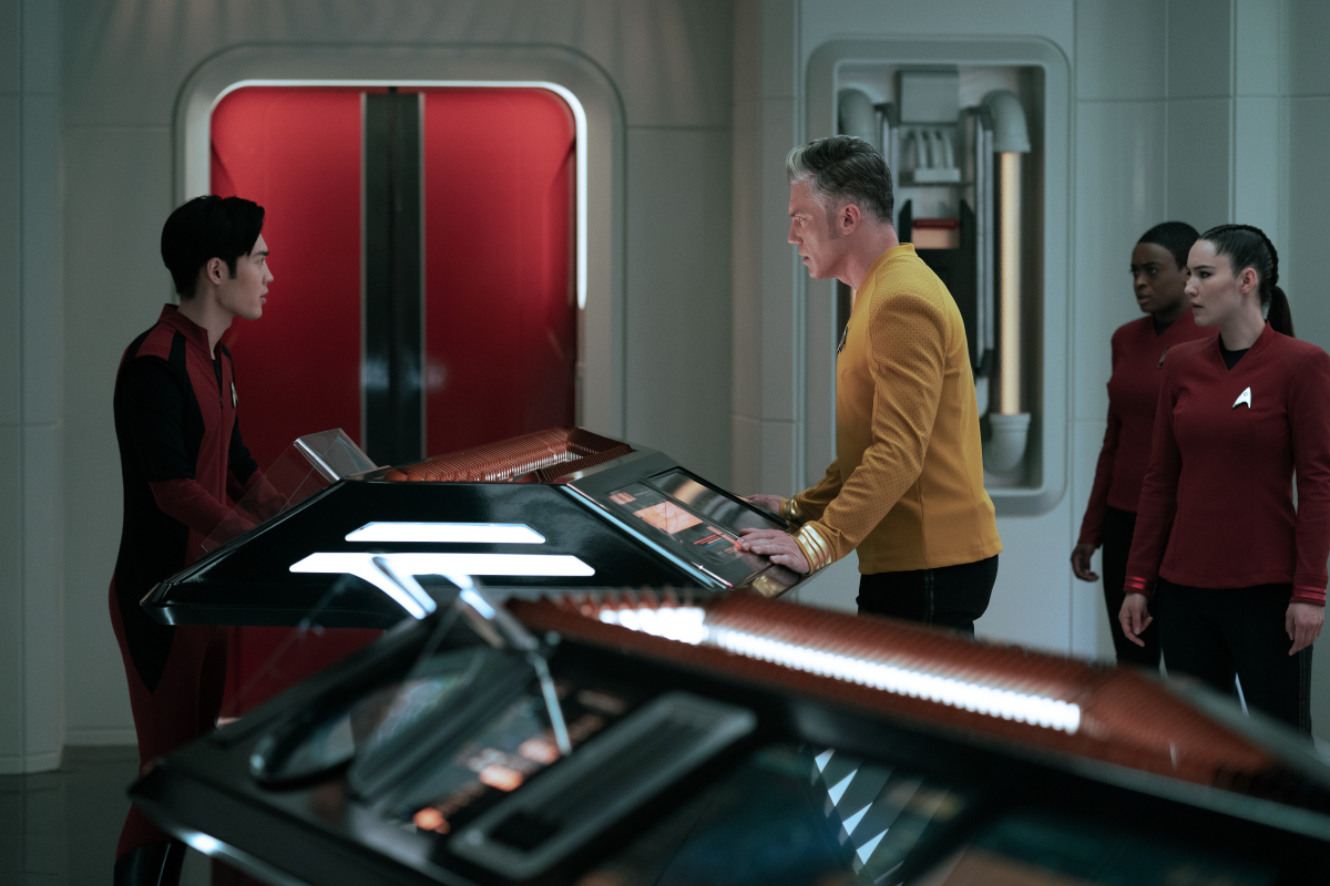 Kyle, Pike, Noonien-Singh, and Uhura in the transporter room.