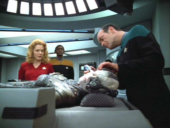 Kes watches as the Doctor examines drone Seven of Nine
