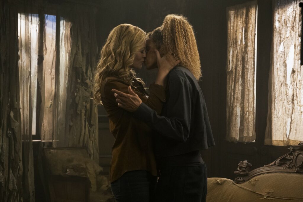 Seven and Raffi kiss in the Picard family home at the end of Season 2