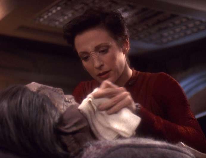 Kira nurses Ghemor on his deathbed