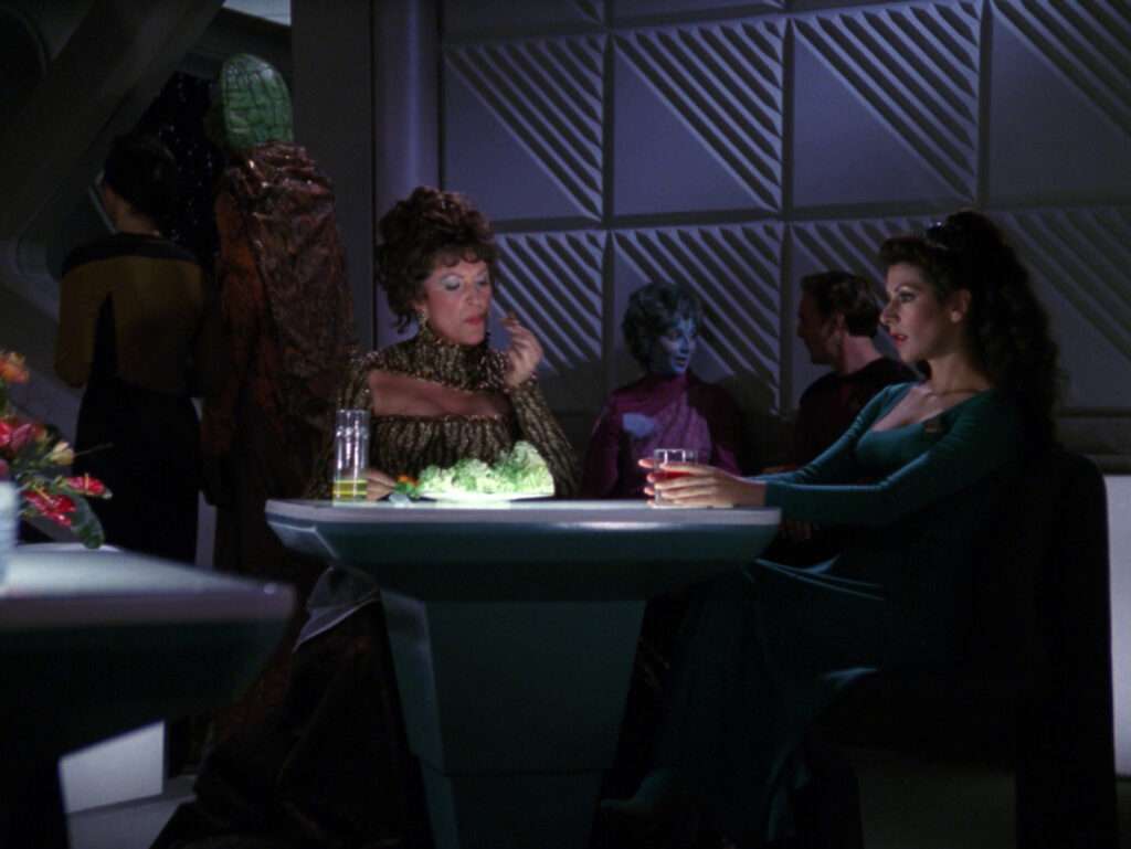 Lwaxana and Deanna talking in Ten Forward in "Menage a Troi"